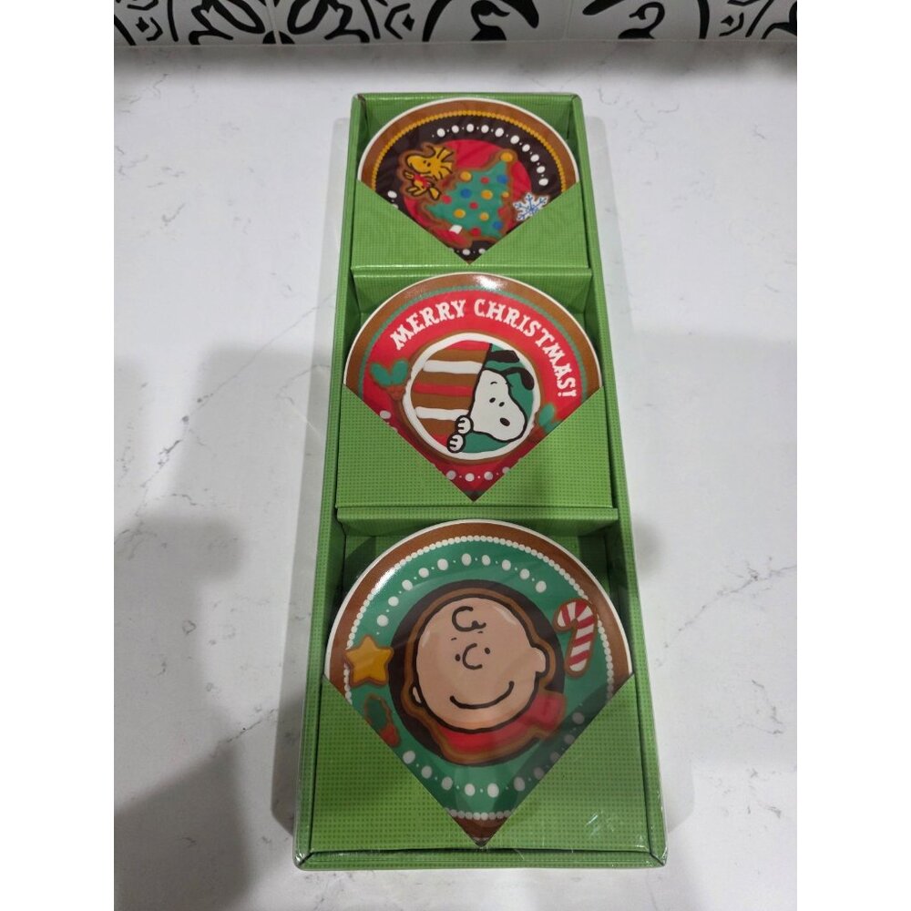 New Peanuts Christmas Snoopy Lucy Charlie Brown 3-Piece Decorated Plate Set 5"